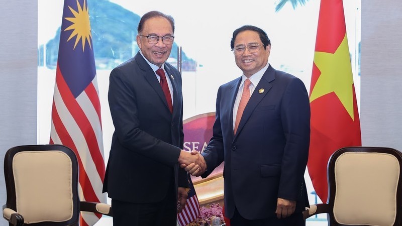 Премьер-министр Фам Минь Тьинь и Премьер-министр Малайзии Анвар Ибрагим во время 42-го саммита АСЕАН в Индонезии (май 2023 г.). Фото: VGP