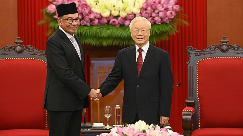 Генеральный секретарь ЦК КПВ Нгуен Фу Чонг и Премьер-министр Малайзии Анвар Ибрагим. Фото: Зюи Линь