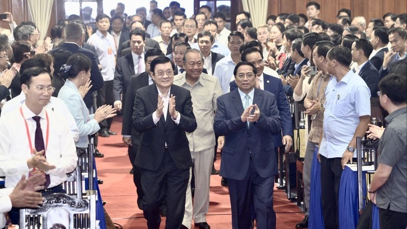 Премьер-министр Фам Минь Тьинь и участники конференции.