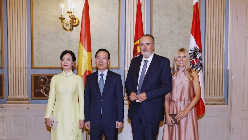 Президент Во Ван Тхыонг с супругой и губернатор земли Бургенланд Ханс Петер Доскозил с супругой. Фото: ВИА