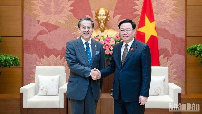 Председатель НС Выонг Динь Хюэ и Председатель Совета директоров JBIC Маэда Тадаси. Фото: Зюи Линь