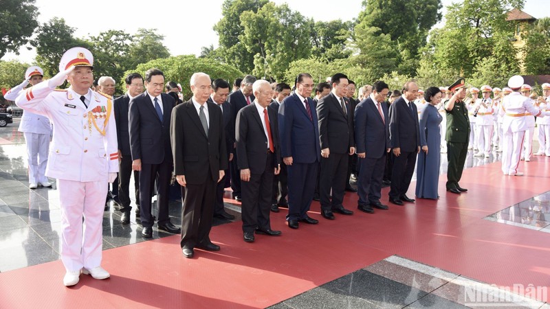 Действующие и бывшие руководители Партии и Государства возлагают венок к Мавзолею Президента Хо Ши Мина. Фото: Чан Хай