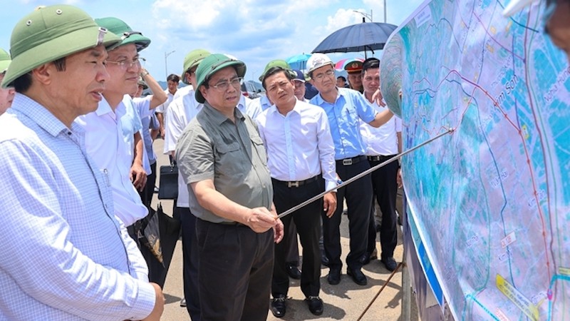 Премьер-министр Фам Минь Тьинь посещает место строительства дороги Восток-Запад. Фото: VGP
