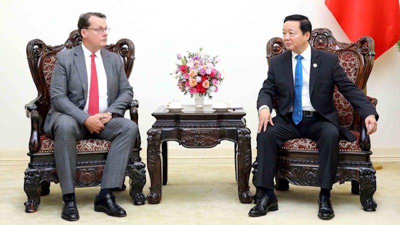 Вице-премьер Чан Хонг Ха и главный глобальный стратег, генеральный директор японской энергетической компании JERA Стивен Уинн. Фото: VGP