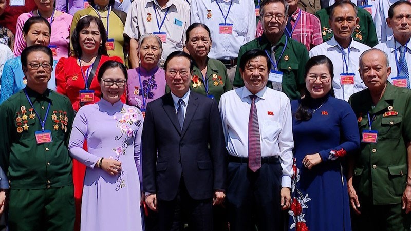 Президент Во Ван Тхыонг и делегация людей провинции Виньлонг, имеющих заслуги перед Отечеством. Фото: Хонг Куан