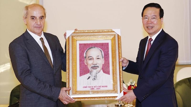 Президент Во Ван Тхыонг дарит Генеральному секретарю Итальянской коммунистической партии Мауро Альборези портрет Президента Хо Ши Мина. Фото: ВИА