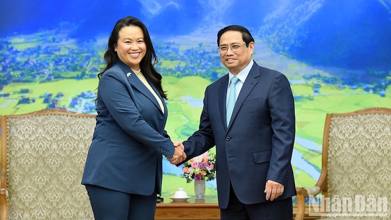 Премьер-министр Фам Минь Тьинь и мэр Окленда Шэн Тао.