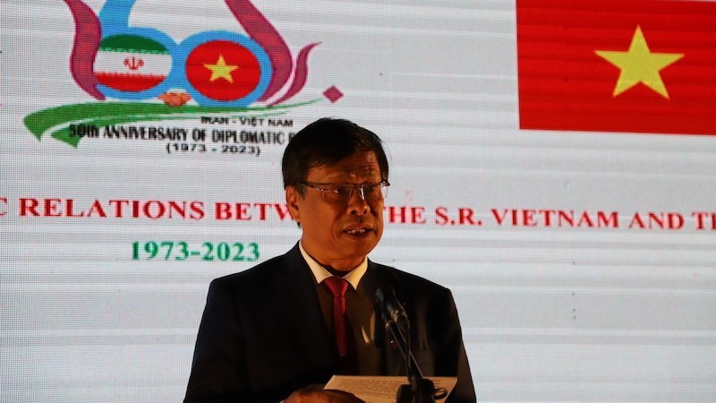 Посол Вьетнама в Иране Лыонг Куок Хюи выступает на церемонии, посвященной 50-летию установления дипломатических отношений между Вьетнамом и Ираном. Фото: ВИА