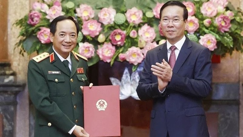 Президент Во Ван Тхыонг вручает решение товарищу Чинь Ван Куету. Фото: ВИА