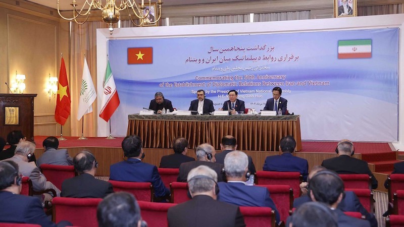 Председатель НС Выонг Динь Хюэ выступает с речью в Институте политических и международных исследований Министерства иностранных дел Ирана. Фото: ВИА