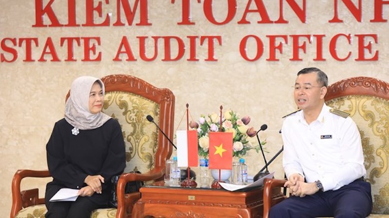 Генеральный аудитор Вьетнама Нго Ван Туан принимает Председателя Аудиторского совета Индонезии Исму Ятун. Фото: ВИА