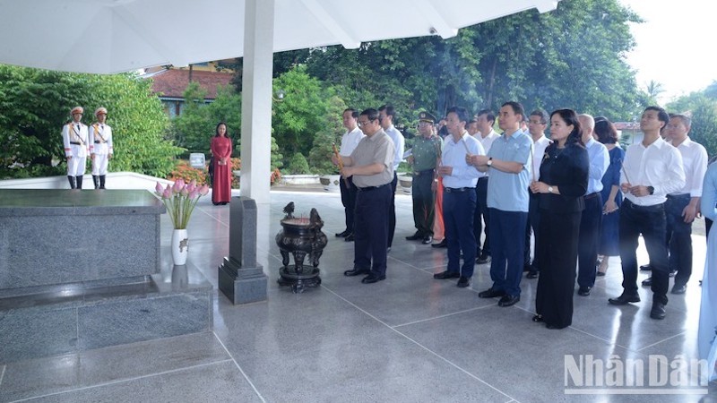 Премьер-министр Вьетнама Фам Минь Тьинь воскуряет благовония у могилы Нгуен Шинь Шака.