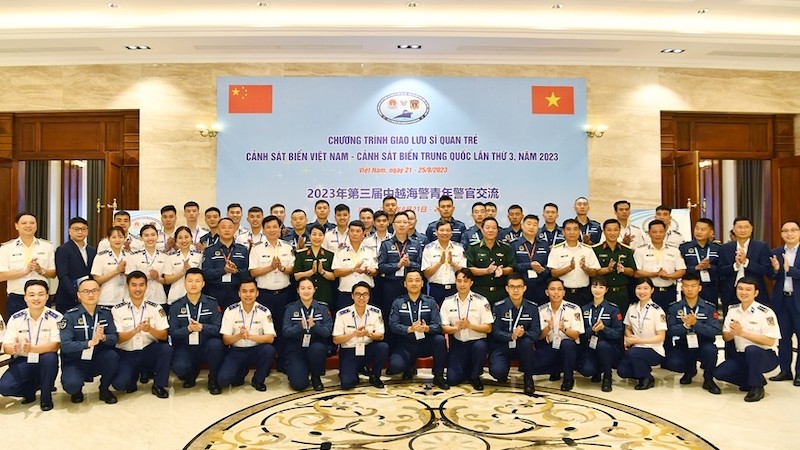 Молодые офицеры Сил береговой охраны Вьетнама и Китая. Фото: qdnd.vn