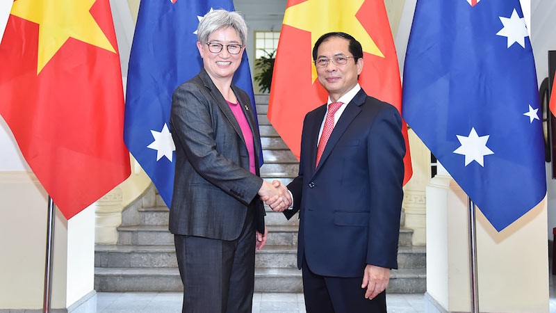 Министр иностранных дел Буй Тхань Шон и Министр иностранных дел Австралии Пенни Вонг. Фото: МИД Вьетнама