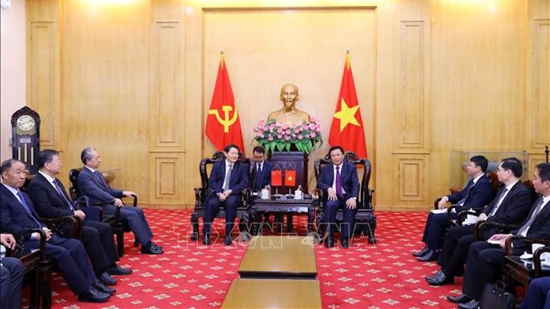 Товарищ Нгуен Суан Тханг принимает делегацию Национального исследовательского комитета по партийному строительству Китая. Фото: ВИА