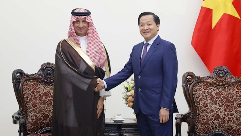 Вице-премьер Ле Минь Кхай и Министр туризма Саудовской Аравии Ахмед бин Акил Аль-Хатиб. Фото: VGP