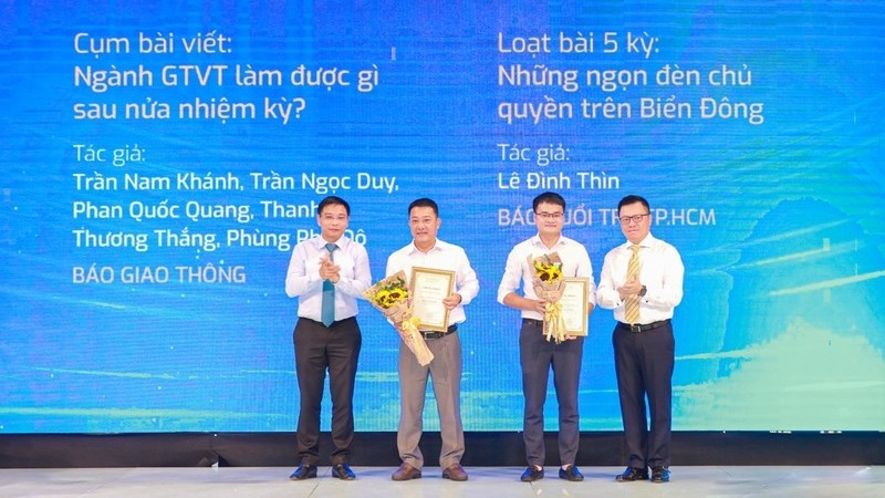 Министр транспорта Нгуен Ван Тханг, Главный редактор газеты «Нянзан» Ле Куок Минь (1-й справа) и обладатели первых призов. 