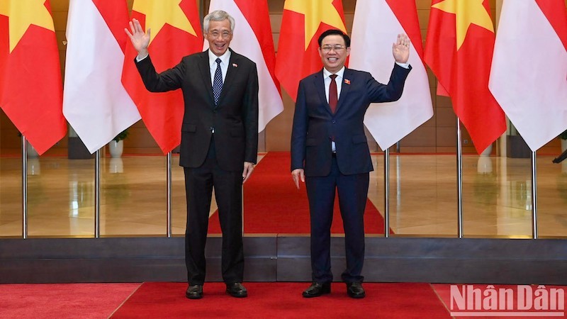 Председатель НС Выонг Динь Хюэ и Премьер-министр Сингапура Ли Сяньлун. Фото: Зюи Линь