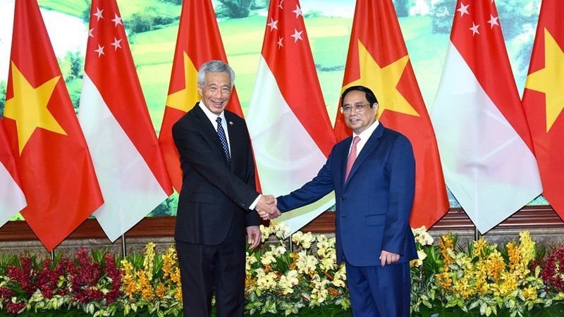 Премьер-министр Фам Минь Тьинь и Премьер-министр Сингапура Ли Сяньлун. Фото: Чан Хай