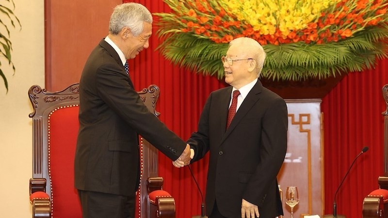 Генеральный секретарь ЦК КПВ Нгуен Фу Чонг и Премьер-министр Сингапура Ли Сяньлун. Фото: ВИА