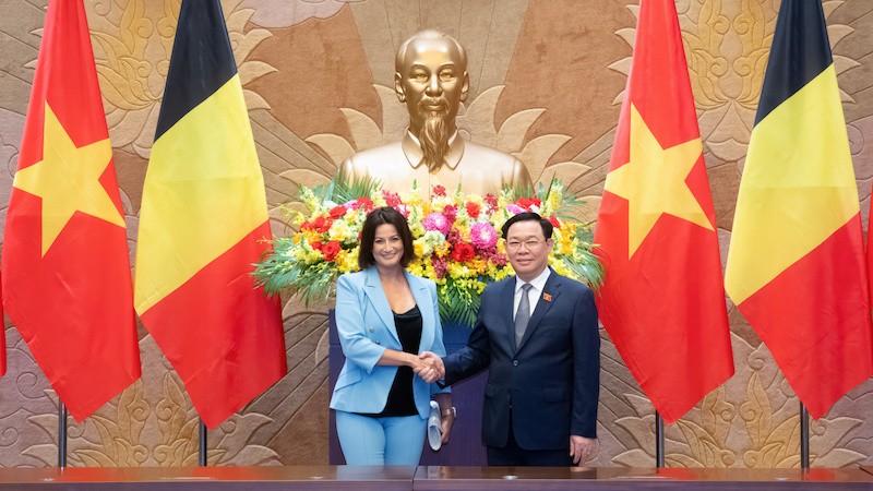 Председатель Национального собрания Выонг Динь Хюэ и Председатель Сената Бельгии Стефани Д’Оз. Фото: quochoi.vn