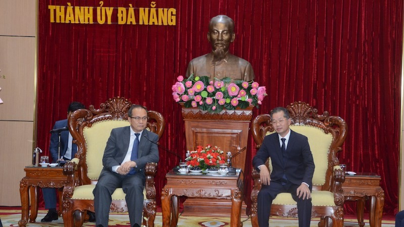 Секретарь Парткома Дананга Нгуен Ван Куанг и Генеральный консул Лаоса в Дананге Суфань Хадаохуонг. Фото: ВИА