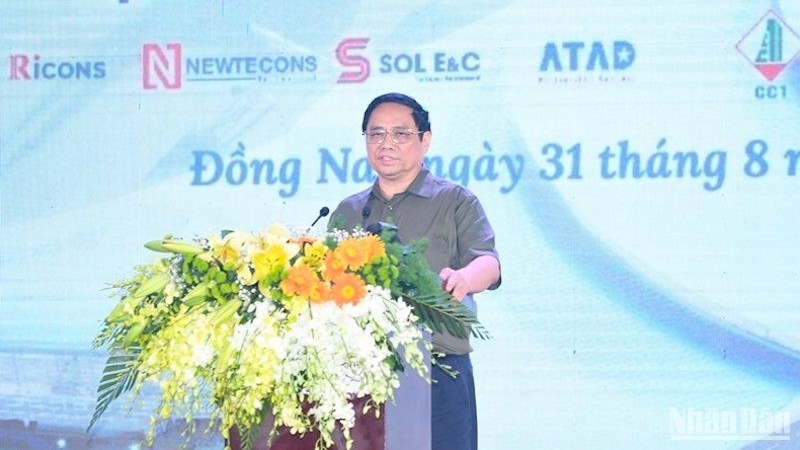 Премьер-министр Фам Минь Тьинь выступает на церемонии. 