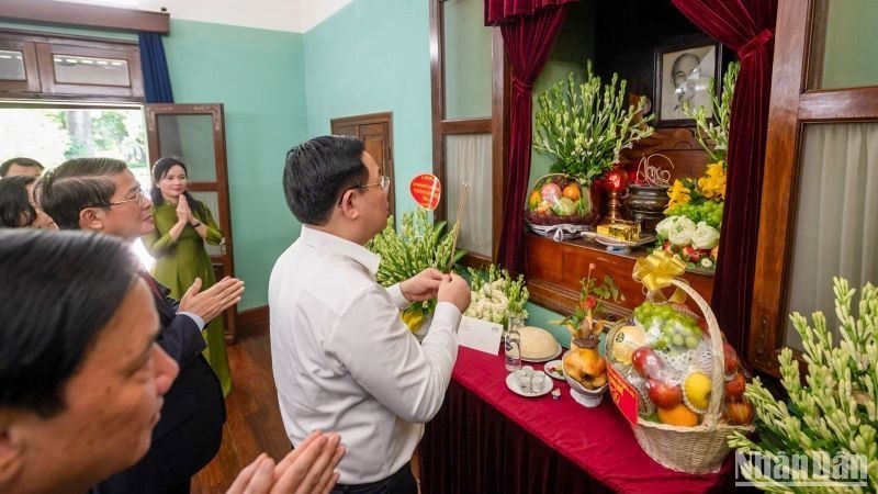 Председатель НС Выонг Динь Хюэ зажигает благовония в память о Президенте Хо Ши Мине.