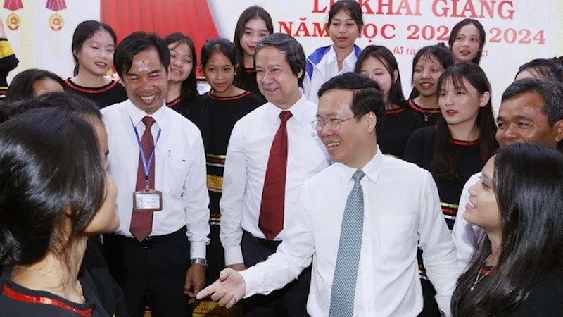 Президент Во Ван Тхыонг и школьники средней этнической школы-интерната провинции Жалай. Фото: ВИА