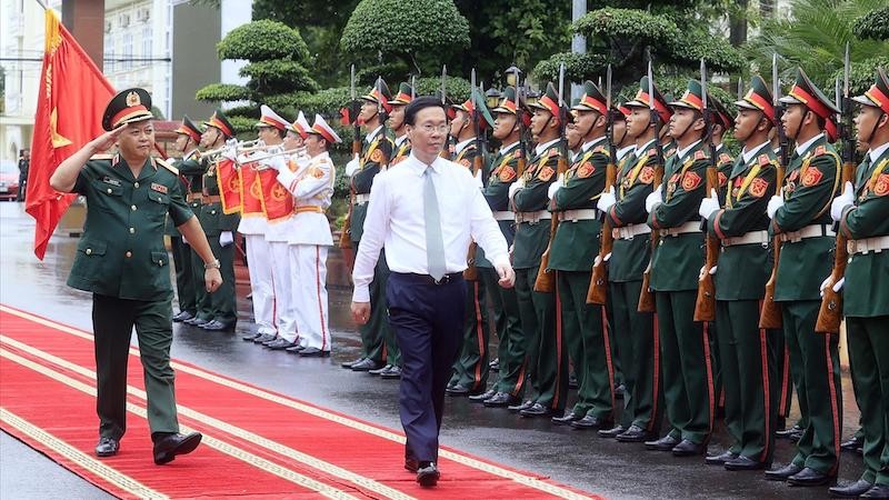 Президент Во Ван Тхыонг обходит строй почетного караула. Фото: ВИА