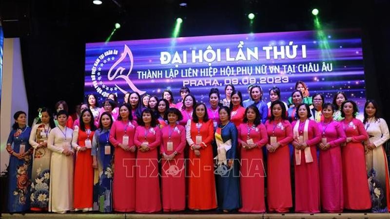 Члены Исполнительного комитета Союза обществ вьетнамских женщин в Европе. Фото: ВИА