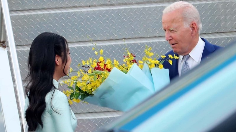 Президент США Джо Байден в международном аэропорту Нойбай. Фото: ВИА