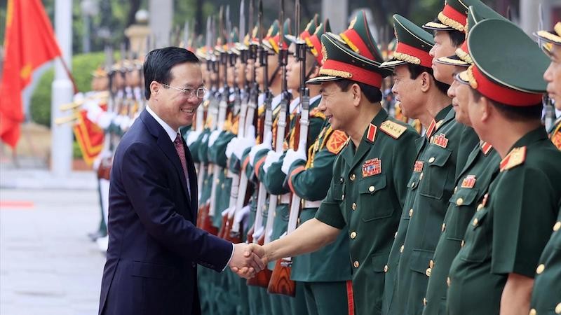 Президент Во Ван Тхыонг и руководители Министерства обороны. Фото: ВИА