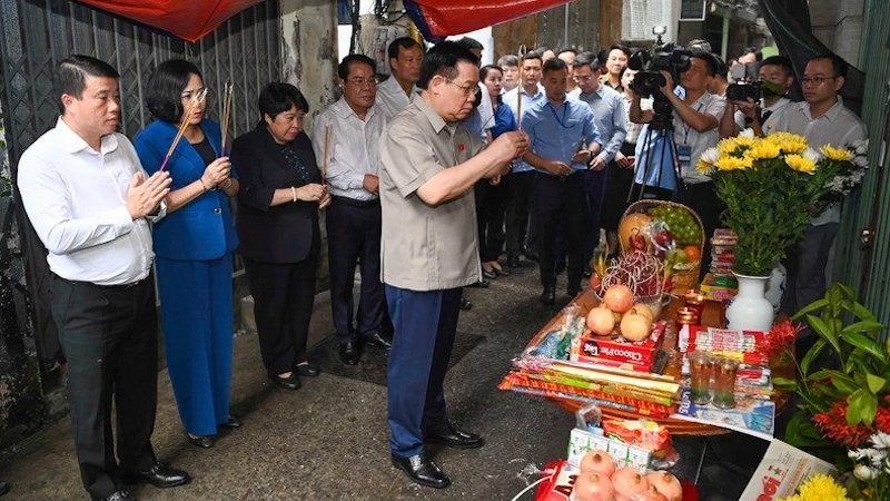 Председатель НС Выонг Динь Хюэ почитает память жертв пожара. Фото: Зюи Линь