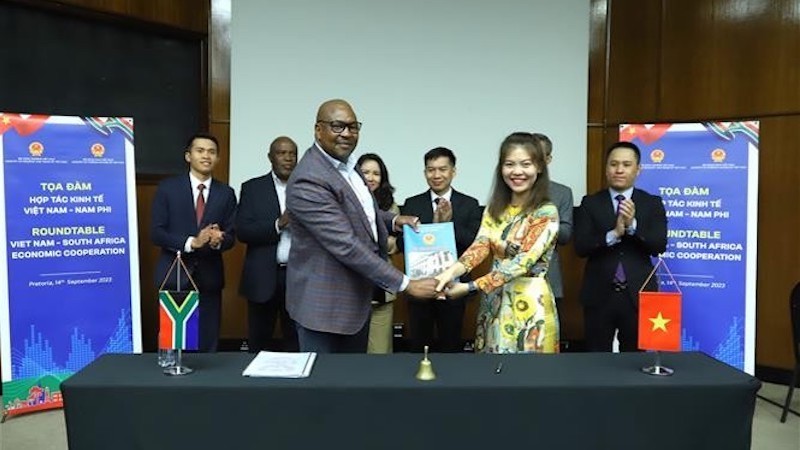 Компания «Gonsa» (Вьетнам) и компания «Mothopo Pharma-Chem» (ЮАР) подписывают соглашение о сотрудничестве в рамках кгуглого стола. Фото: ВИА