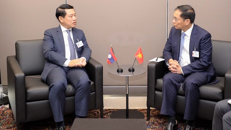 Министр иностранных дел Буй Тхань Шон и Министр иностранных дел Лаоса Салэмсай Коммасит. Фото: baoquocte.vn