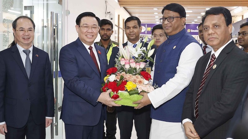 Церемония встречи Председателя НС Выонг Динь Хюэ в международном аэропорту Хазрат Шахджалал в Дакке. Фото: ВИА