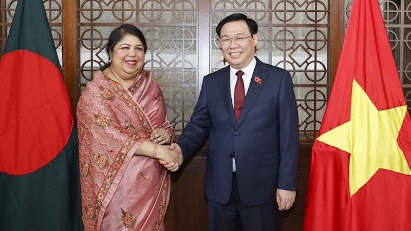 Председатель НС Выонг Динь Хюэ и Председатель НА Бангладеш Ширин Шармин Чаудхури. Фото: ВИА