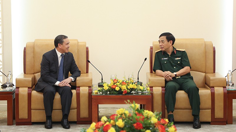 Министр обороны генерал армии Фан Ван Жанг и Посол Лаоса во Вьетнаме Сенгфет Хоунгбоунгнуанг. Фото: mod.gov.vn