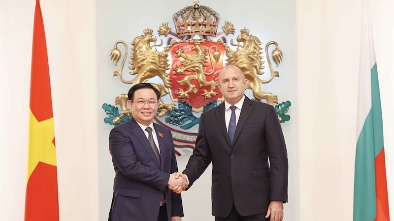Председатель НС Выонг Динь Хюэ и Президент Болгарии Румен Радев. Фото: ВИА