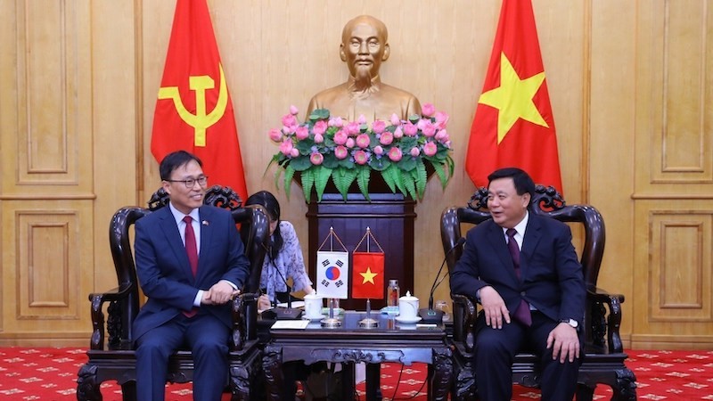 Председатель Центрального теоретического совета Нгуен Суан Тханг и Посол Южной Кореи во Вьетнаме Чхве Ен Сам. Фото: ВИА