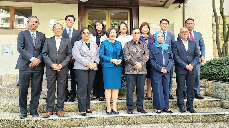 Посол Ле Тхи Тует Май (1-й ряд, в центре) и представители миссий стран АСЕАН и Тимора-Лешти. фото: Миссия Вьетнама в Женеве