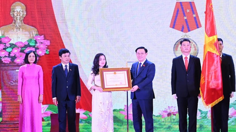 Председатель НС Выонг Динь Хюэ вручает Орден Труда 1-й степени газете «Народные депутаты». Фото: Зюи Линь