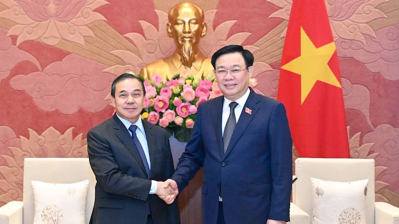 Председатель НС Выонг Динь Хюэ и Посол Лаоса во Вьетнаме Сенгфет Хоунгбоунгнуанг. Фото: Зюи Линь
