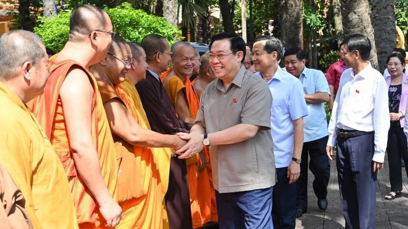 Председатель НС Выонг Динь Хюэ и члены Ассоциации солидарности патриотических монахов провинции Шокчанг. Фото: Зюи Линь
