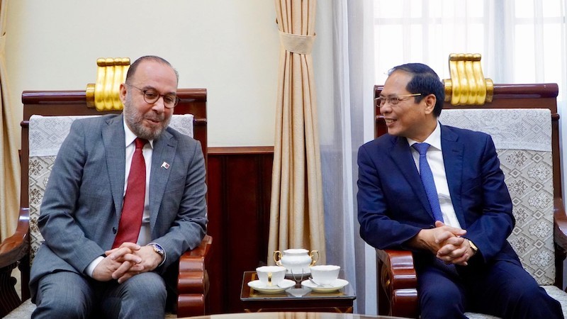 Министр иностранных дел Буй Тхань Шон и Посол Катара во Вьетнаме Халид Али Абдулла Абель. Фото: baoquocte.vn