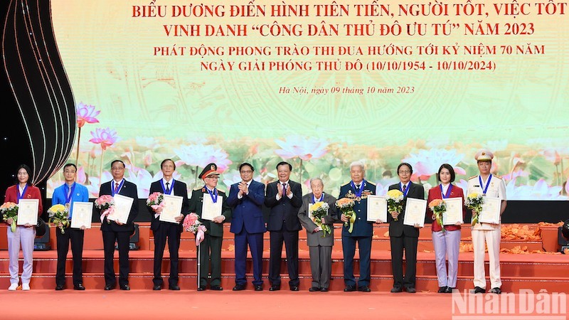 Премьер-министр Фам Минь Тьинь, Секретарь Парткома Ханоя Динь Тиен Зунг и выдающиеся жители столицы. Фото: Чан Хай