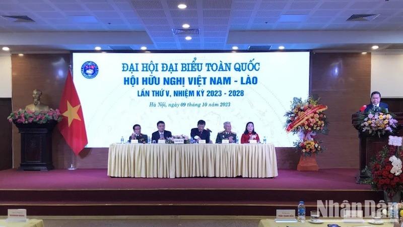 Постоянный Зампредседателя НС Чан Тхань Ман выступает на конференции.