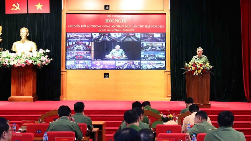 Министр общественной безопасности То Лам выступает на конференции. Фото: ВИА