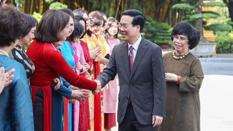 Президент Во Ван Тхыонг и члены Вьетнамской ассоциации женщин-предпринимателей. Фото: vpctn.gov.vn